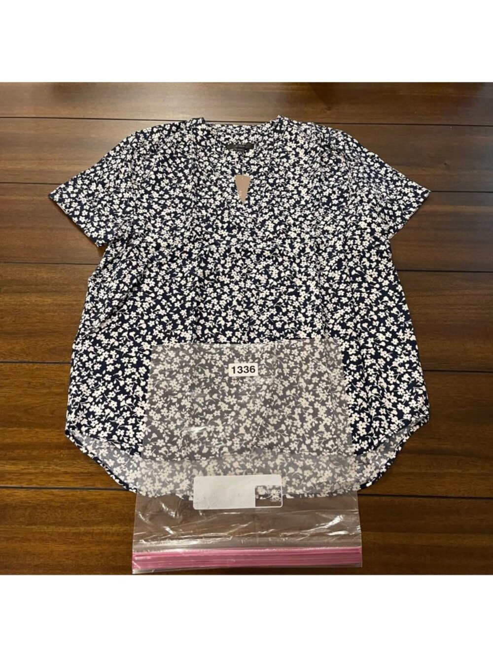 J.Crew Womens XS Navy Floral Short Sleeve Blouse Split Neck 100% Viscose Lightwe - Picture 11 of 12